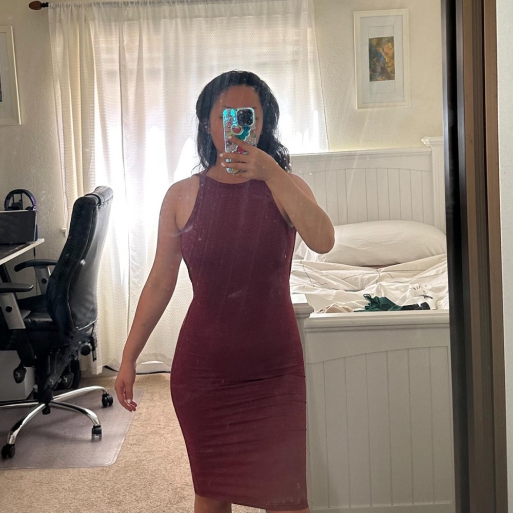 Burgundy sleeveless and backless bodycon dress!